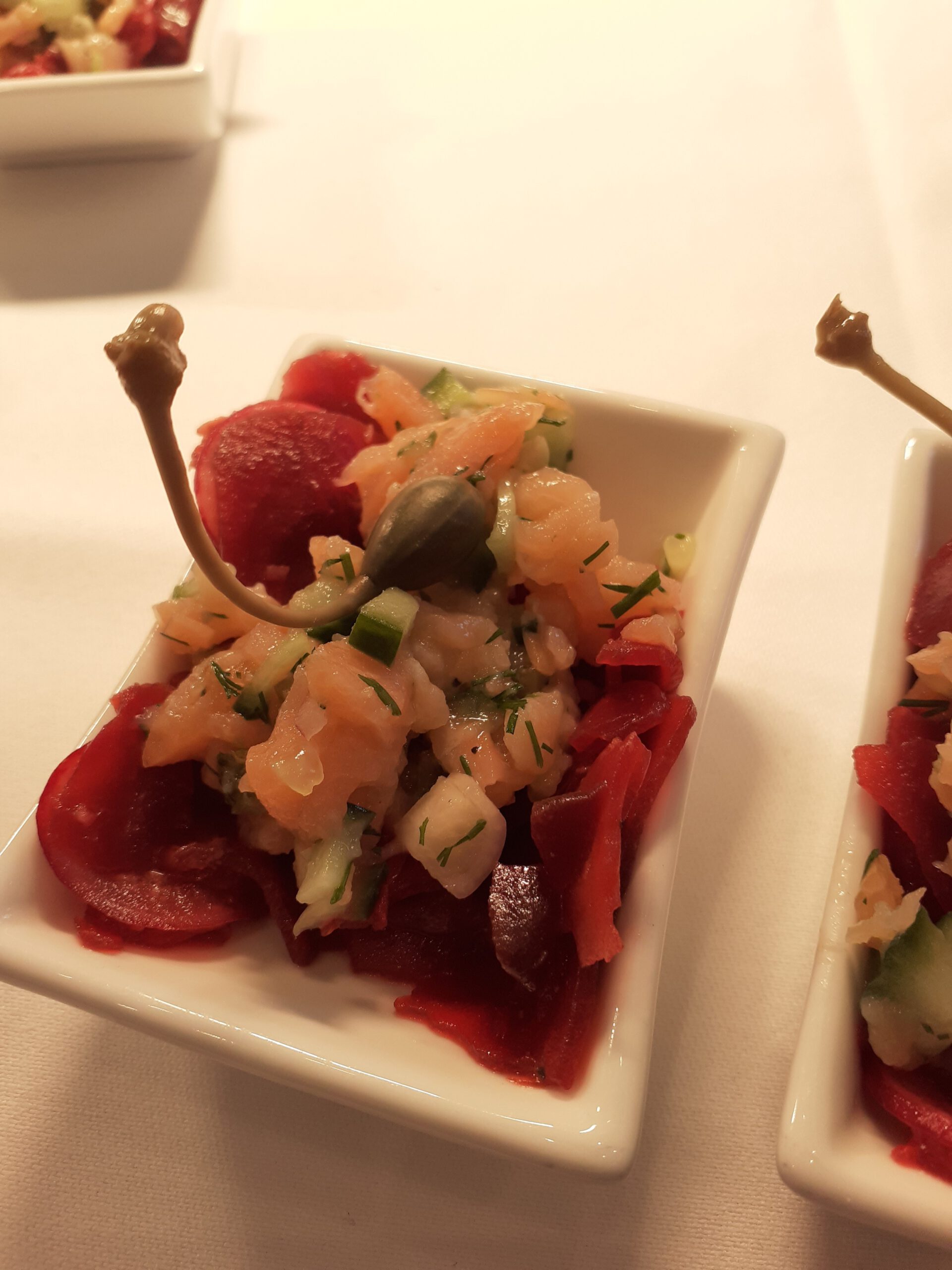 Foto Regine Holzapfel: Lachsforellentartar auf roter Beete